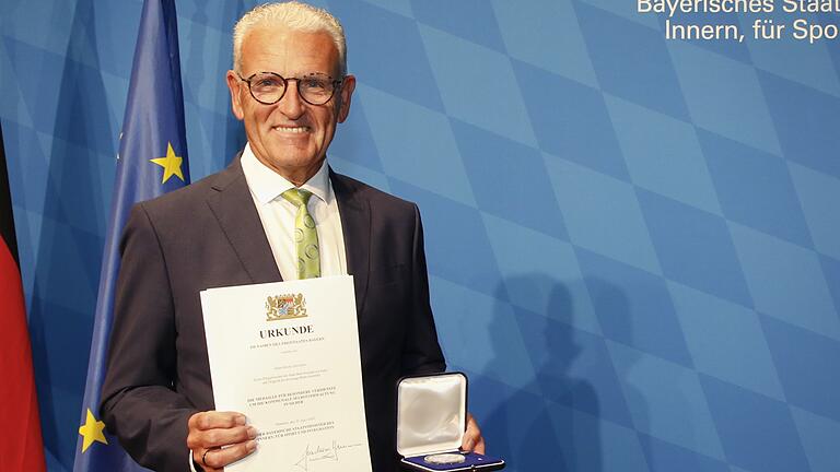 Bruno Altrichter wird Altbürgermeister. Das Bild zeigt ihm bei der Verleihung der Kommunalen Verdienstmedaille. Bruno Altrichter wird Altbürgermeister. Das Bild zeigt ihm bei der Verleihung der Kommunalen Verdienstmedaille.