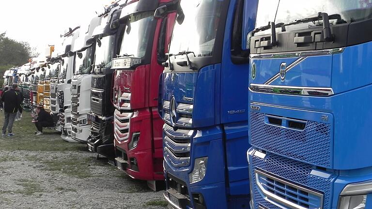 Ordentlich eingeparkt: Eng ging es zu beim Truckertreffen in Windshausen.