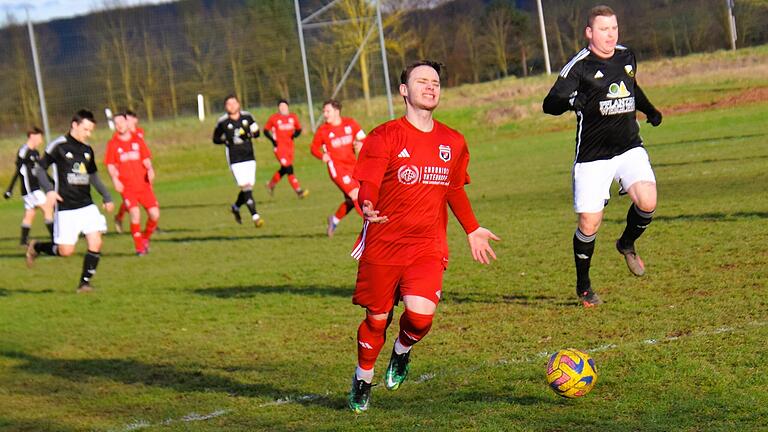 Testspiel FC Elfershausen - SC Brünnau       -  Unzufriedenheit strahlt dieser Elfershäuser aus: Kein Wunder, denn gegen den Schweinfurter A-Klassisten SC Brünnau verlor der Rhöner A-Klassist mit 0:1.