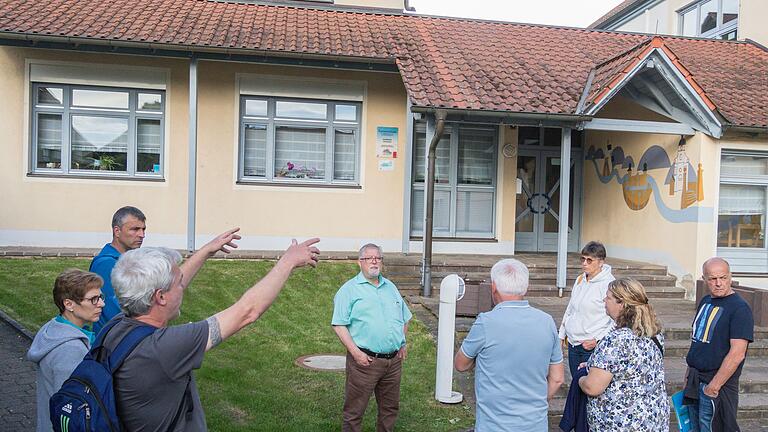 Um den Vorplatz vor der Grundschule in Gössenheim besser auszuleuchten, soll die kleine weiße Treppenleuchte an der Rasenfläche durch eine höhere Mastleuchte ersetzt werden.