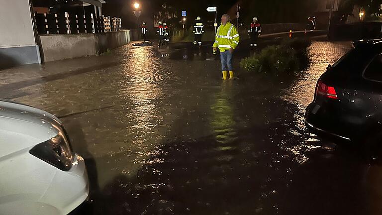 So war die Situation in Obervolkach am Samstagabend. Das Wasser überflutete die Ortsmitte. Der Festbetrieb der Feuerwehr musste abgebrochen werden.