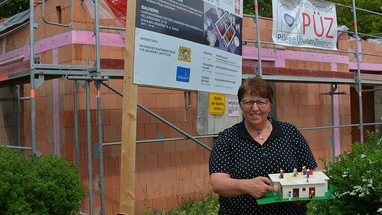 Johanna Dietz präsentierte 2018 das aus Legosteinen gebaute Pflegeübungszentrum in Mellrichstadt im Kleinformat. Hinter ihr stehen schon die Mauern der 2019 eingeweihten Einrichtung.