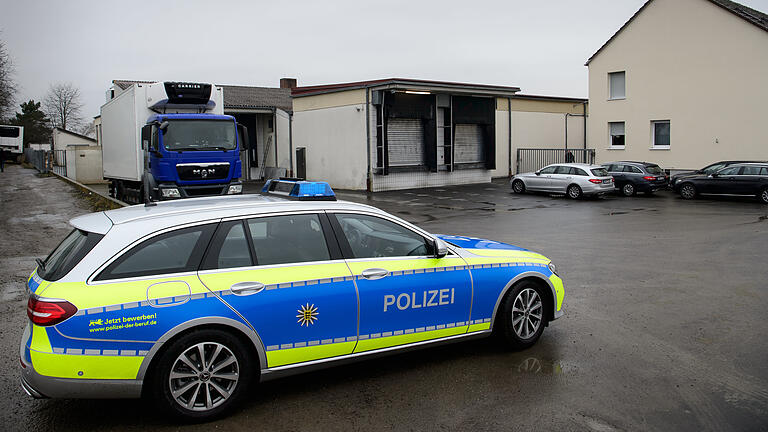 Skandal-Schlachthof: Waren Mitarbeiter betrunken?       -  Nach mutmaßlichen Verstößen gegen den Tierschutz bleibt dieser Schlachthof in Tauberbischofsheim bis auf Weiteres geschlossen. Die Polizei durchsuchte am Donnerstag das Gelände.