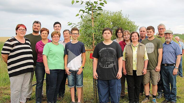 Steffen Böhm und Justin Schmidt pflanzten zur Erinnerung an ihre Konfirmation einen Maulbeerbaum. Von links:Marga Petschler, Bernd Petschler, Heidi Albig, Gabi Schenk, Niklas Petschler, Ilse Dehm, Steffen Böhm, Justin Schmidt, Angelika Hümmer, Karin Paulus, Erika Gümpelein, Zweiter Bürgermeister Helmut Stapf, Thomas Schenk, Bürgermeister Heinrich Klein und Pfarrer Jürgen Blum.