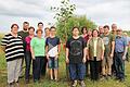 Steffen Böhm und Justin Schmidt pflanzten zur Erinnerung an ihre Konfirmation einen Maulbeerbaum. Von links:Marga Petschler, Bernd Petschler, Heidi Albig, Gabi Schenk, Niklas Petschler, Ilse Dehm, Steffen Böhm, Justin Schmidt, Angelika Hümmer, Karin Paulus, Erika Gümpelein, Zweiter Bürgermeister Helmut Stapf, Thomas Schenk, Bürgermeister Heinrich Klein und Pfarrer Jürgen Blum.