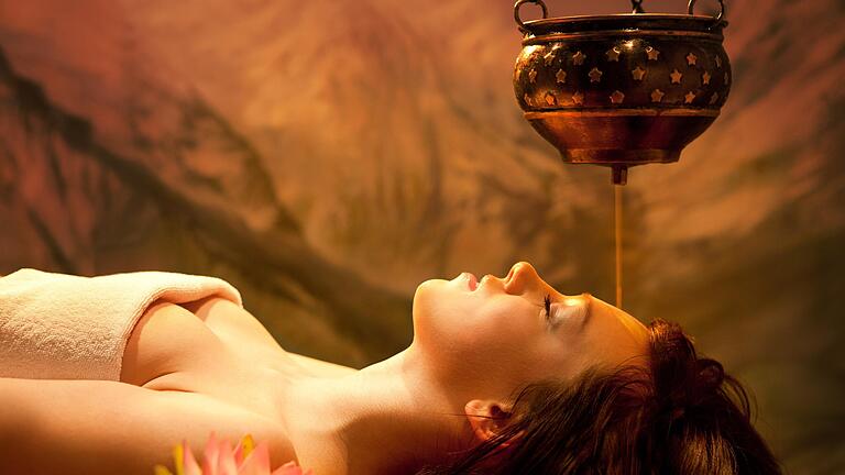 Der Stirnguss ist wichtiger Bestandteil der ayurvedischen Heilbehandlung.