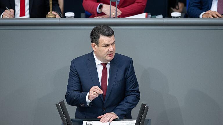 Hubertus Heil       -  Bundesarbeitsminister Hubertus Heil spricht bei der Debatte im Bundestag. Die Gesetzesänderung zur Vergütung von Betriebsräten wurde vom Parlament einstimmig beschlossen.