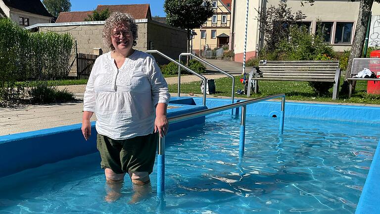 Martina Lang genießt an heißen Tagen das kühle Wasser im Kneipp-Becken in der Freizeitanlage 'Die Weed' in Esselbach.