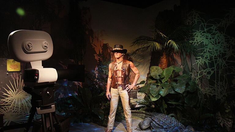 Paul Hogan bei Madamme Tussauds in Sydney       -  Mit Aussie-Schlapphut und Stiefeln: So ist &bdquo;Crocodile Dundee&rdquo; in die Filmgeschichte eingegangen - auch bei Madame Tussauds.