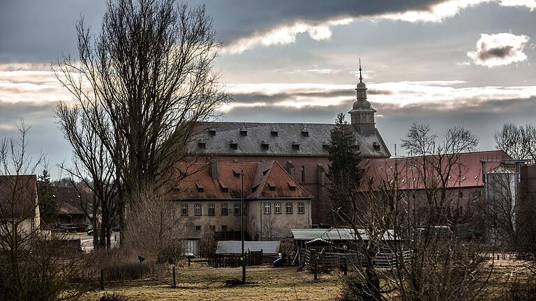 Die Kirche St. Johannes der Täufer in Mariaburghausen befindet sich im Besitz der Universität Würzburg. Seit einiger Zeit ist das Gotteshaus inzwischen nicht mehr für die Öffentlichkeit zugänglich.