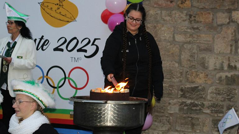 Die Olympische Flamme wird beim Rathaussturm von den UFOs auf dem Platz vor dem Rathaus entzündet. Das diesjährige Sessionsmotto der UFOs (Uhstemer Fosenöchter) lautet 'Es lebe der Sport – Uestemer Olympiade'.