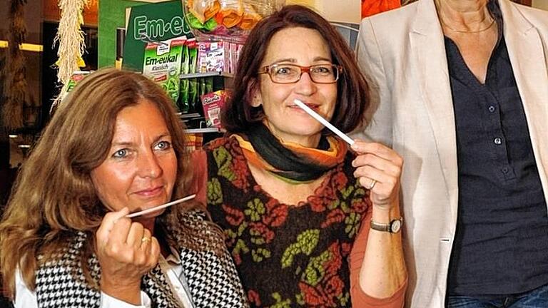 Schnupperprobe: (von links) Angelika Grünwald und Katrin Petroianu aus Holzkirchen mit Maria M. Kettenring.
