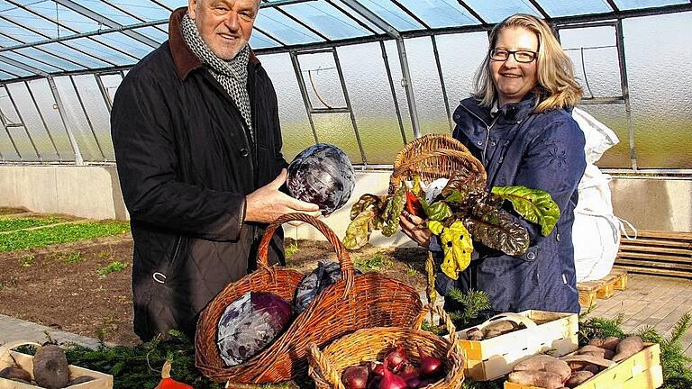 Wissen weitergeben: Heinz Müller und Katja Karl-Lukoszus aus Gochsheim arbeiten ehrenamtlich im Gemüse-Lehrgarten mit und vermitteln als Gästeführer auch das Wissen um den Gemüseanbau. Hier präsentieren sie &ldquo;rote&ldquo; Gemüse wie Rotkohl oder Blaukraut, Mangold, rote Kartoffeln, Rote Rüben, rote Zwiebel, Tomaten, Pepperoni und Kürbisse ? alles selbst angebaut. Foto Silvia Eidel FOTO Silvia Eidel