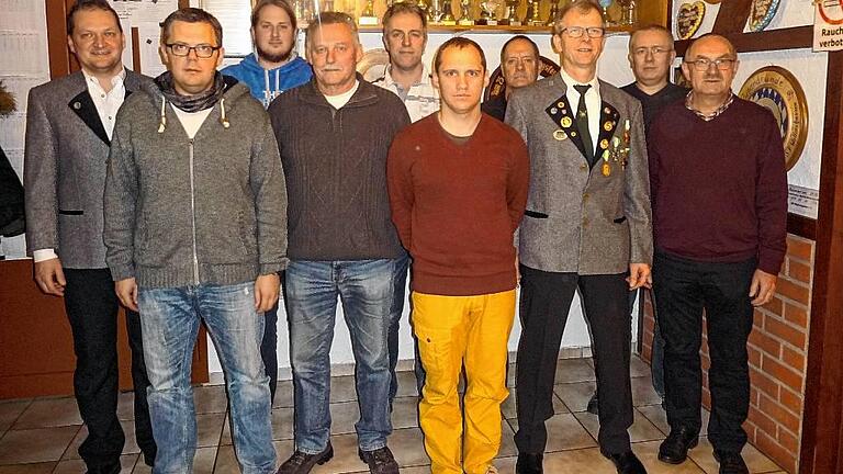 Bürgermeister Norbert Bauer (rechts) wünschte dem neugewählten Vorstand des Schützenvereins Waltershausen viel Erfolg, Ausdauer und eine glückliche Hand bei den Entscheidungen.FOTO: Ralf Seidling Bürgermeister Norbert Bauer (rechts) wünschte dem neugewählten Vorstand des Schützenvereins Waltershausen viel Erfolg, Ausdauer und eine glückliche Hand bei den Entscheidungen.FOTO: Ralf Seidling