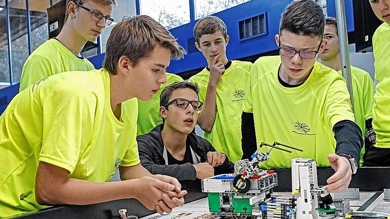 Schüler des Teams RoboSun von der Leopold-Sonnemann-Realschule aus Höchberg testen ihren Roboter. Mit seinen Greifarmen bedient er eine Melkstation für Kühe.