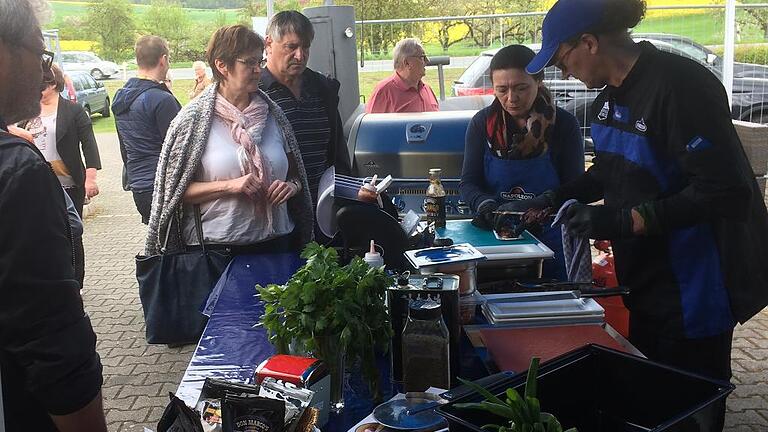 Viel los bei den Gewerbetagen       -  (bjk)   Gut besucht waren an beiden Wochenendtagen die Gewerbetage in Weyersfeld. Wer wollte, konnte etwa Autos vom Autohaus Baumbach Probe fahren, bei Grilando professionelle Grillvorführungen erleben oder bei Werner Weigand Stoffe im Zeltverkauf erstehen. Weiter gab es unter anderem Gewürze, Schmuck, Unterhaltungselektronik und fachmännische Tipps zur Gartengestaltung. Für die Kleinen stand eine Hüpfburg bereit.