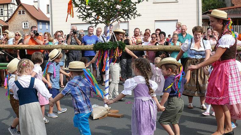 Auch die Kindergartenkinder wirken bei der Kirchweih in Obersinn mit.