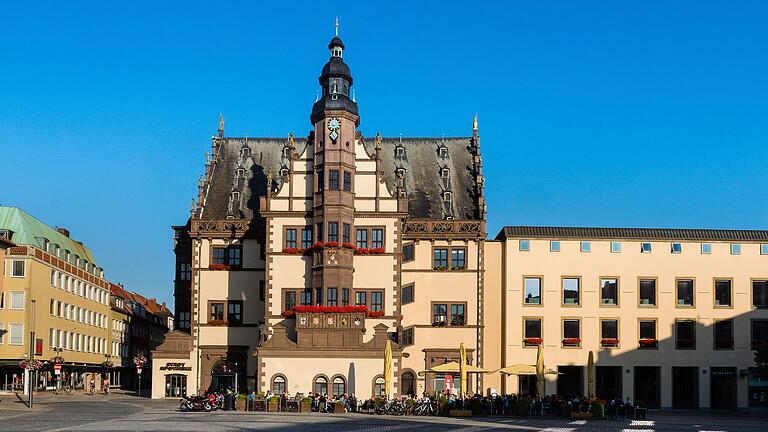 1150 Mitarbeiter arbeiten in der Stadtverwaltung, im Bild das Rathaus am Marktplatz. Zwischen 2016 und 2019 stiegen die Personalkosten um 7,6 Millionen auf 62,1 Millionen Euro.