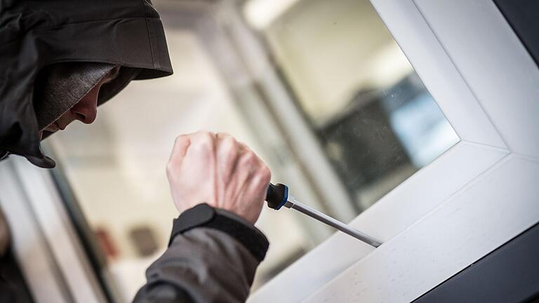 Ein Mann demonstriert in der polizeilichen Beratungsstelle, wie Einbrecher Fenster aufhebeln. (Symbolbild)