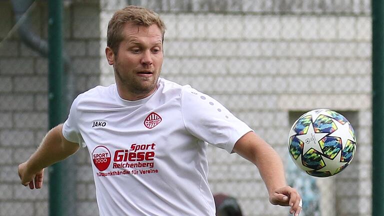 Thorbjörn Köhne ist Sportleiter und Spieler beim FC Eibelstadt. Die Mannschaft steht zur Winterpause auf dem letzten Platz in der Fußball-Kreisliga. Zugänge und Rückkehrer wecken die Hoffnung, dass das Team den Klassenerhalt noch packen wird.