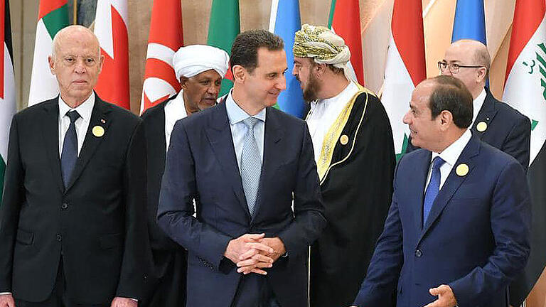 32. Arabischen Gipfeltreffen in Saudi Arabien       -  Kais Saied, Präsident von Tunesien (von links nach rechts), Baschar al-Assad, Präsident von Syrien, und Abdel Fatah El-Sisi, Präsident von Ägypten, bei einem Gruppenfoto während des arabischen Gipfels.