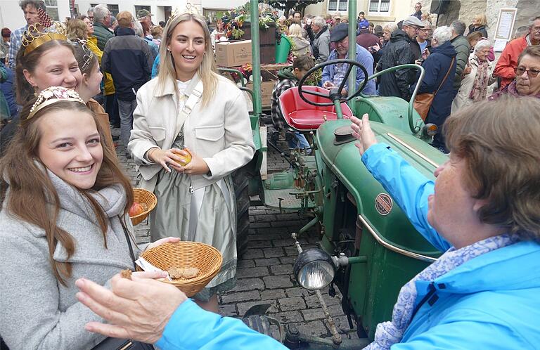 Gerne gesehene Begleiterinnen der letzten Fuhre sind die Weinhoheiten, die Muskatzinen und frisch geerntete Äpfel verteilten.