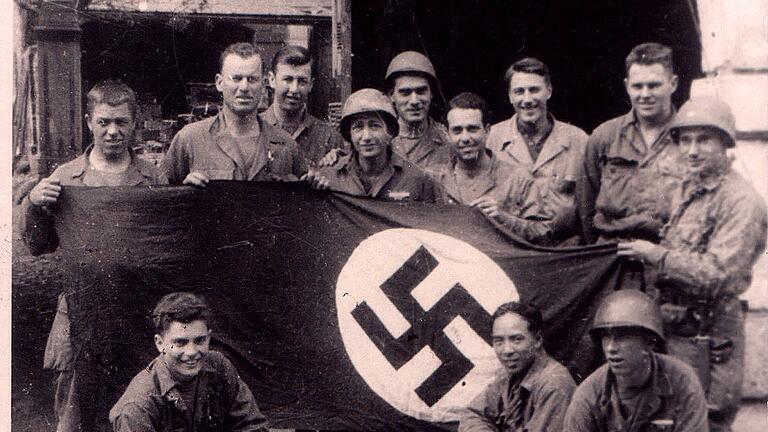 Soldaten des 1. Bataillons des 253.Infanterie-Regiments mit einer erbeuteten Hakenkreuzfahne vor dem Badischen Hof. Soldaten des 1. Bataillons des 253.Infanterie-Regiments mit einer erbeuteten Hakenkreuzfahne vor dem Badischen Hof.