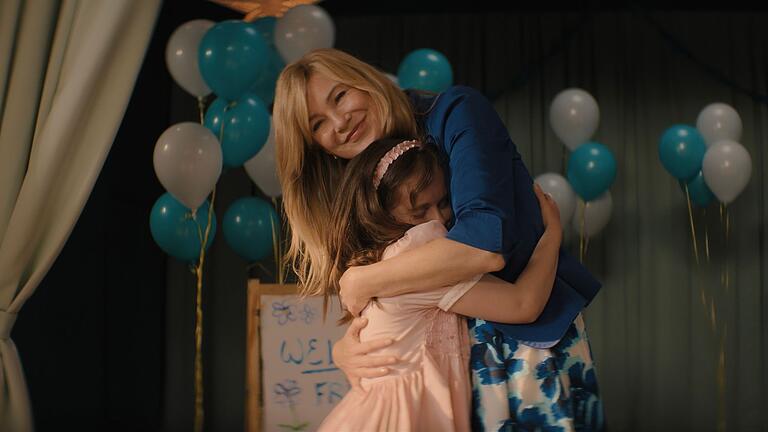 Streaming-Ausblick - &bdquo;Good American Family&rdquo;       -  Aus einer Adoption wird ein Streitfall: Ellen Pompeo und Imogen Reid in &bdquo;Good American Family&rdquo;.