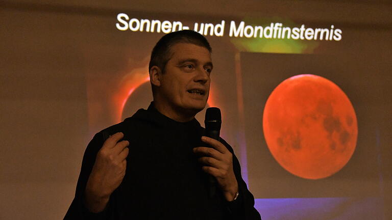 Pater Christoph Gerhard hat im Lohrer Pfarrheim St. Michael über den Stern von Betlehem referiert.