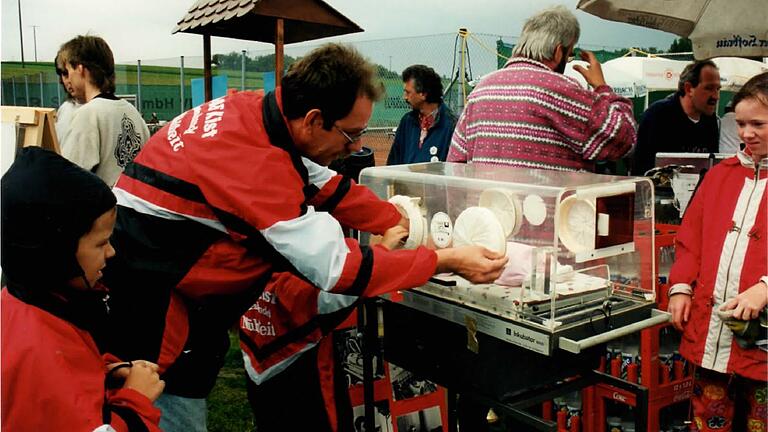 1995: Als Anschauungsobjekt hatte Kiwi einen Inkubator auf den Sportplatz mitgebracht. 1995: Als Anschauungsobjekt hatte Kiwi einen Inkubator auf den Sportplatz mitgebracht.