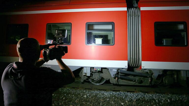 Kurz nach dem Axt-Attentat: Ein Kameramann filmt im Juli 2016 in Würzburg den Zug, in dem ein Flüchtling Reisende angegriffen und mehrere Menschen lebensgefährlich verletzt hat.