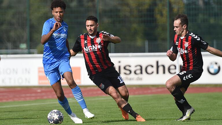 Zwei gegen einen: Timo Pitter (Mitte) und Marcel Volkmuth (rechts) vom TSV Aubstadt versuchen in dieser Situation, Liam Omore (links) vom FV Illertissen den Ball abzunehmen. Zwei gegen einen: Timo Pitter (Mitte) und Marcel Volkmuth (rechts) vom TSV Aubstadt versuchen in dieser Situation, Liam Omore (links) vom FV Illertissen den Ball abzunehmen.