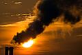 CO2-Ausstoß       -  Die Morgensonne scheint hinter qualmenden Schornsteinen eines Blockheizkraftwerks in Frankfurt (Oder) (Brandenburg).
