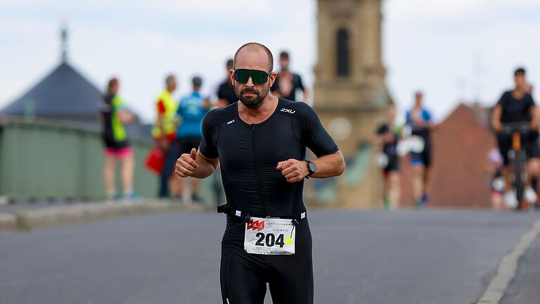 Main-Post Mainfrankentriathlon 2023       -  Kitzingen, Alte Mainbrücke, 05.08.2023, Main-Post Mainfrankentriathlon 2023

Bild: Schwimmen, Radfahren und Laufen, sind die drei Disziplinen auf dem Main-Post-Mainfrankentriathlon 2023