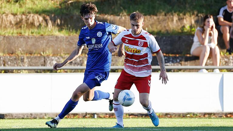 Nils Hock (links) vom FV 04 Würzburg im Hinspiel an der Mainaustraße im Duell mit Max Meyer vom SSV Jahn Regensburg II: Der 17-Jährige hat beim Jahn inzwischen einen Profi-Vertrag unterschrieben. Nils Hock (links) vom FV 04 Würzburg im Hinspiel an der Mainaustraße im Duell mit Max Meyer vom SSV Jahn Regensburg II: Der 17-Jährige hat beim Jahn inzwischen einen Profi-Vertrag unterschrieben.