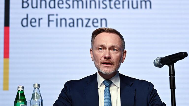 Bundesfinanzminister stellt Ergebnisse der Steuerschätzung vor       -  Lindner warnt: Neue Ausgabenwünsche dürfe es nicht geben. Stattdessen müsse noch mehr gespart werden.