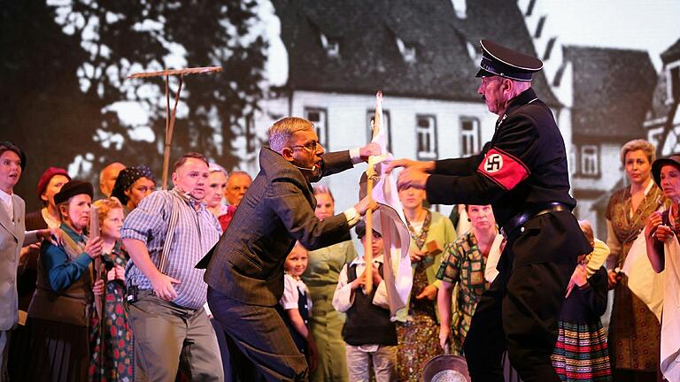 Dramatische Szene aus dem Theaterstück 'Fräulein Schmitt und der Aufstand der Frauen' im Jahr 2015: Georg Höret (gespielt von Günther Iff, links) rangelt mit SS-Oberscharführer Josef Fieger (Erich Servatius) um die weiße Fahne. Das Stück des Kleinen Stadttheaters hatte den Frauenaufstand zum Inhalt und entstand unter der Regie von Silvia Kirchhof.