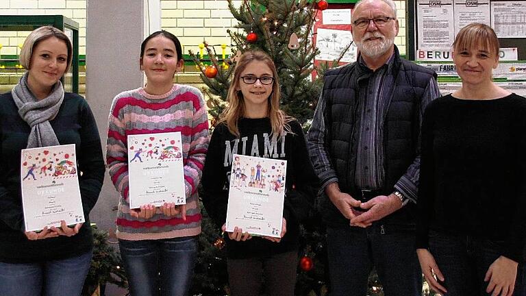 Ehrung der Schulsieger im Vorlesewettbewerb: Christine Meyer (von links) hält für die abwesende Klassensiegerin aus der 6c, Pia Diemer, die Siegerurkunde in den Händen. Neben ihr Aleandra Schüller, Klassensiegerin in der 6a, dann die Klassen- und Schulsiegerin Katharina Schüller aus der 6b. Rektor Egon Bauß und Jurorin Sindy Hofmann sind stolz auf die Leistungen ihrer Schülerinnen.