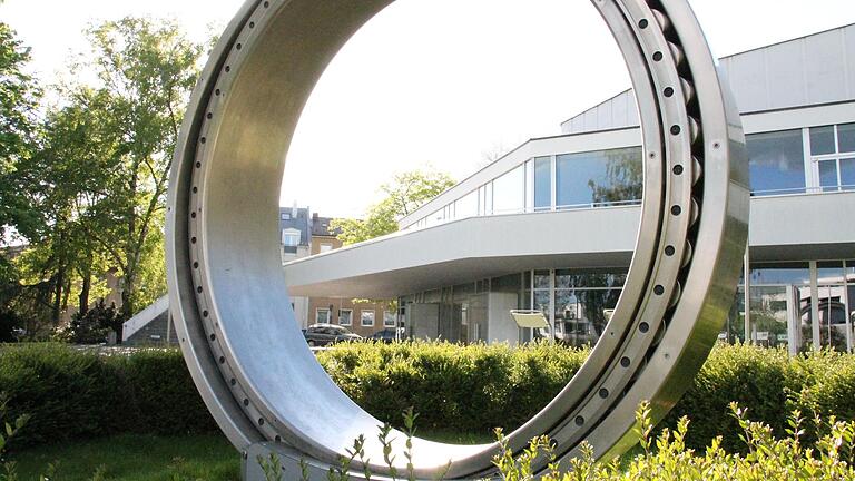 Das Wälzlagerdenkmal im Châteaudun-Park vor dem Theater, 2012 aufgestellt, ist nach wie vor eines der bedeutendsten Projekte der Gesellschaft Harmonie.