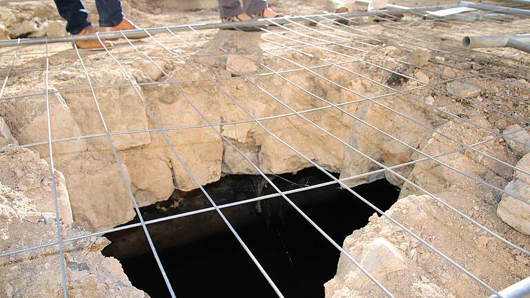 Das Gewölbe des Mühlbachs unter der Asphaltschicht vor dem Kloster Münsterschwarzach ist so brüchig, dass es bei Baggerarbeiten eingestürzt ist. Das Gewölbe des Mühlbachs unter der Asphaltschicht vor dem Kloster Münsterschwarzach ist so brüchig, dass es bei Baggerarbeiten eingestürzt ist.