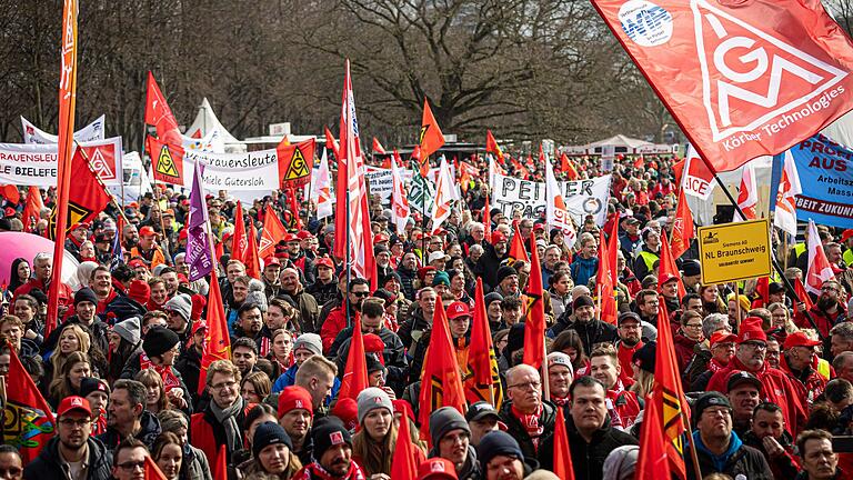 Bundesweiter Aktionstag der IG Metall - Hannover       -  Viele haben sich zum IG-Metall-Aktionstag versammelt - wie hier in Hannover.
