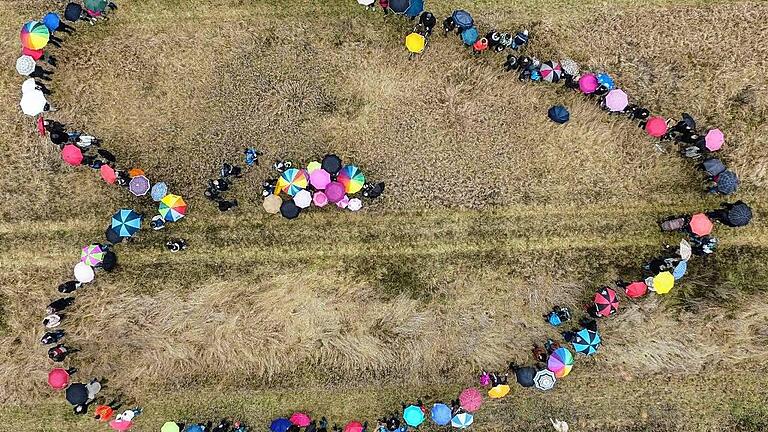 Gut 300 Personen bildeten dort, wo die Firma LZR zukünftig Kies abbauen will, ein großes Herz als Menschenkette. Auf der Gegenseite des Mains taten es ihnen die Menschen aus Köhler gleich. Für die Teilnehmer geht es um den Erhalt der Nordheimer Au.