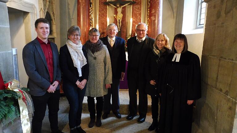 Der neue Kirchenvorstand mit Jonas Schneider, Susanne Kieser, Helga Hopfengart, Christian Wagner, Richard Köhler, Hannelore Haass und Pfarrerin Doris Bromberger. Der neue Kirchenvorstand mit Jonas Schneider, Susanne Kieser, Helga Hopfengart, Christian Wagner, Richard Köhler, Hannelore Haass und Pfarrerin Doris Bromberger.