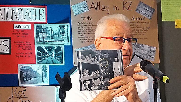 "Der Junge auf dem Foto, das bin ich", erzählt Naftali Fürst. Das Foto wurde vier Tage nach der Befreiung von einem amerikanischen Soldaten aufgenommen und war eines der ersten Bilder, nach der Befreiung des KZ Buchenwald, das in den westlichen Medien veröffentlicht wurde. "Der Junge auf dem Foto, das bin ich", erzählt Naftali Fürst. Das Foto wurde vier Tage nach der Befreiung von einem amerikanischen Soldaten aufgenommen und war eines der ersten Bilder, nach der Befreiung des KZ Buchenwald, das in den westlichen Medien veröffentlicht wurde.