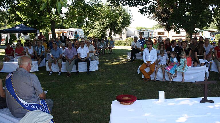 Mit einem ökumenischen Gottesdienst, gestaltet von Diakon Albert Ridder (links) und Hilde Pfister, begann das 45. Hafenfest des Schweinfurter Yacht- und Wassersportclubs.&nbsp;