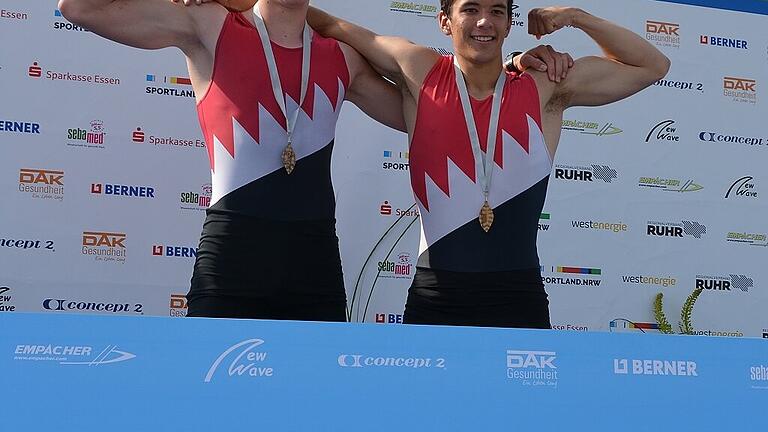 Waller und Grimm Deutsche Meister       -  Bei den Deutschen Juniorenmeisterschaften am vergangenen Wochenende auf dem Baldeneysee in Essen holte der Schweinfurter Ruder-Club zwei Titel nach Unterfranken. Deutscher Meister der U 17 wurden im Doppelzweier Julian Alexander Waller und Schlagmann Lorenz Grimm. Im Einer holte sich Grimm zudem einen weiteren Titel in seiner Altersklasse. Er verwies seinen Teamkollegen Waller auf Platz zwei. Auch alle anderen Teilnehmer aus Schweinfurt erreichten die jeweiligen A-Finals. Julian Waller und Lorenz Grimm haben sich damit für das Nationalteam ihrer Altersklasse qualifiziert und werden bei den Europameisterschaften Ende September &ndash; voraussichtlich in Kopenhagen &ndash; für Deutschland starten.