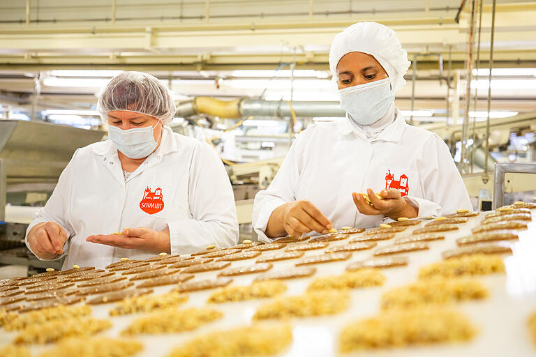 Das schafft keine Maschine so wie gewünscht: Bei Schmidt werden die Lebkuchen von Hand mit Mandeln und Nüssen bestückt.