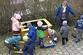 Voller Eifer halfen die Kindergartenkinder beim Befüllen des Hochbeetes.