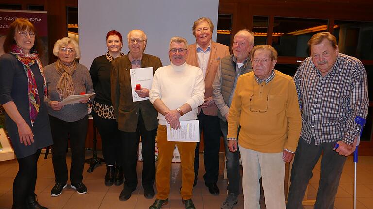 Während der Jahresversammlung des OGV Mellrichstadt konnte Vorstand Otto Sum (Mitte) langjährige Mitglieder ehren, von links: 2. Vorsitzende Renate Klüber, Marga Friedrich (50 Jahre), Rosenkönigin Julia Laupert, Werner Krick und Wolfgang Fritz (je 60 Jahre), Horst Bieber (50 Jahre), Klaus Seemann und Hubert Fiedler (je 40 Jahre). Es fehlen Rainer Dietz, Bernhard Schreiner, Horst Meissner und Annemarie Thomas (je 50 Jahre) sowie Guido Hochgesang, Leonhard Keßler und Arno Then (je 40 Jahre). Während der Jahresversammlung des OGV Mellrichstadt konnte Vorstand Otto Sum (Mitte) langjährige Mitglieder ehren, von links: 2. Vorsitzende Renate Klüber, Marga Friedrich (50 Jahre), Rosenkönigin Julia Laupert, Werner Krick und Wolfgang Fritz (je 60 Jahre), Horst Bieber (50 Jahre), Klaus Seemann und Hubert Fiedler (je 40 Jahre). Es fehlen Rainer Dietz, Bernhard Schreiner, Horst Meissner und Annemarie Thomas (je 50 Jahre) sowie Guido Hochgesang, Leonhard Keßler und Arno Then (je 40 Jahre).