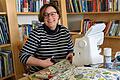 Beatrice Rose-Ebel bedruckt Stoff und vernäht diesen dann auch. In einem Workshop zeigt sie die alte Handwerkskunst des Handdrucks.       -  Beatrice Rose-Ebel bedruckt Stoff und vernäht diesen dann auch. In einem Workshop zeigt sie die alte Handwerkskunst des Handdrucks.